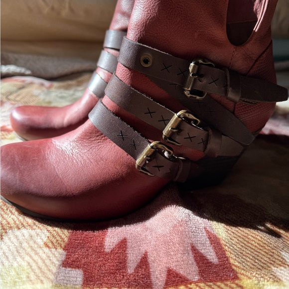 Beautiful OTBT Lasso Booties 8.5 in Red Oak - Picture 10 of 10